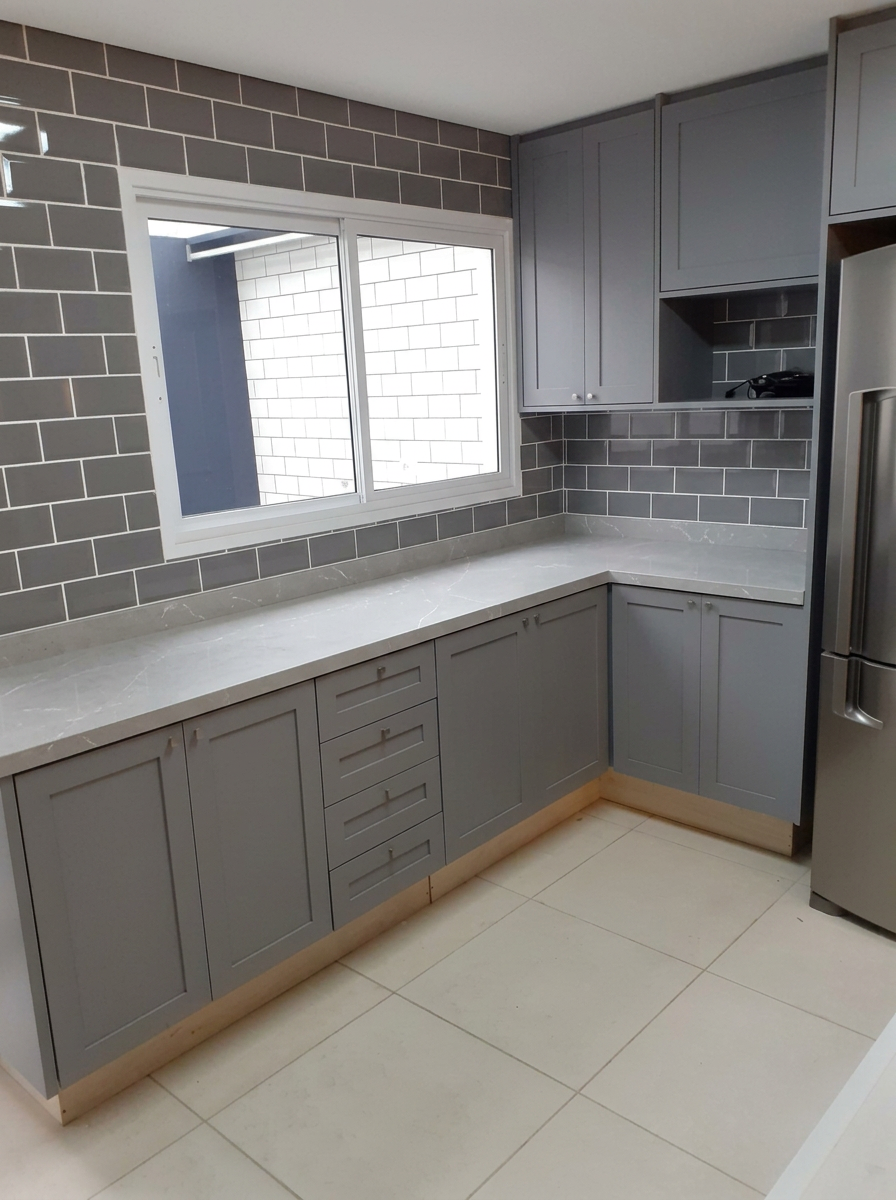 Cozinha em estilo shaker, executada no canteiro